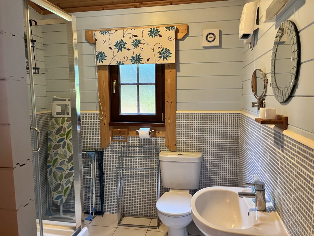 Holly Lodge Main Bathroom